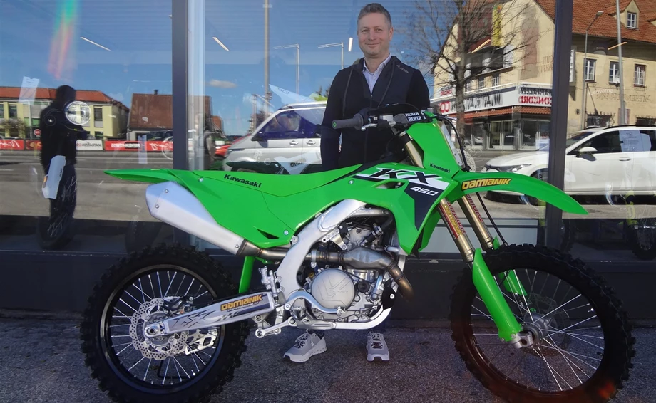 Auslieferung einer Kawasaki KX 450 Bild 1: Auslieferung einer Kawasaki KX 450