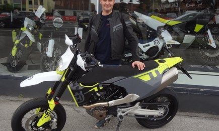  Willst du schräg die Straße streifen, musst du mit den Knien schleifen!