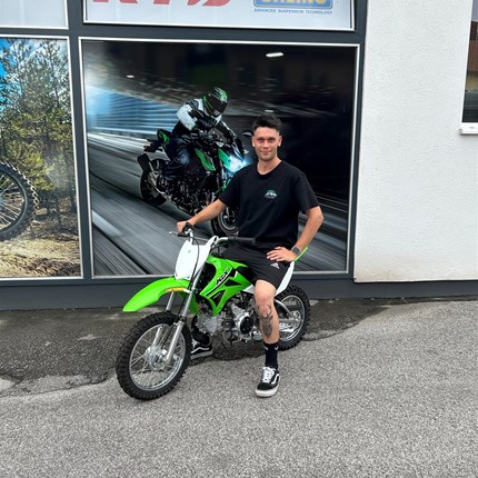 Ein Bike mit Spaßfaktor!! 
Ein kleines Bike für den großen Spaß hat sich Lukas abgeholt. Mit der Kawasaki KLX 110 beginnt das Abenteuer. Man kann gespa ... Weiter >>