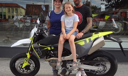 Unterschätze niemals eine Frau auf ihrem Motorrad!