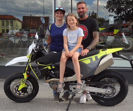 Unterschätze niemals eine Frau auf ihrem Motorrad!