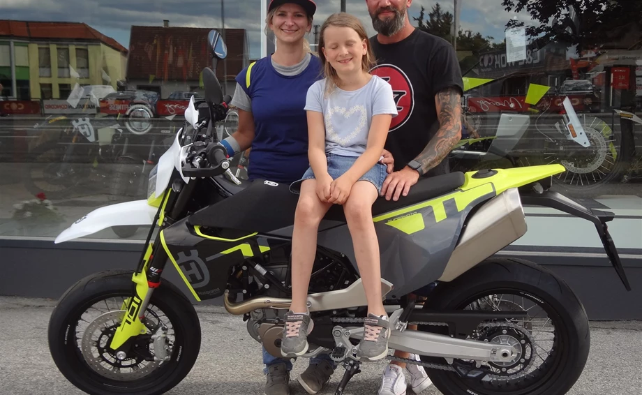Unterschätze niemals eine Frau auf ihrem Motorrad! Bild 1: Unterschätze niemals eine Frau auf ihrem Motorrad!
