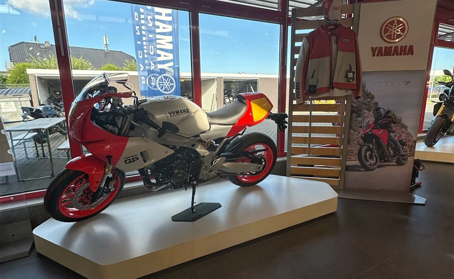 Entdeckt die neue Yamaha XSR900 GP Bild 1: Entdeckt die neue Yamaha XSR900 GP