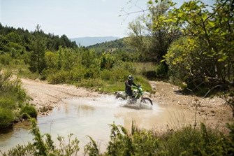 Kawasaki KX450 glänzt bei der Bosnia Rally 2024: Top-Performance auf rauem Terrain