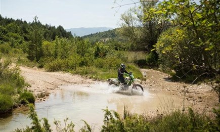 Kawasaki KX450 glänzt bei der Bosnia Rally 2024: Top-Performance auf rauem Terrain