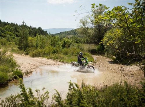 Kawasaki-NEWS Kawasaki KX450 glänzt bei der Bosnia Rally 2024: Top-Performance auf rauem Terrain