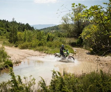 Kawasaki KX450 glänzt bei der Bosnia Rally 2024: Top-Performance auf rauem Terrain