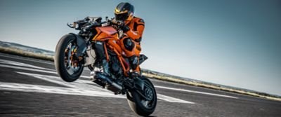 BIRTH OF THE BEAST 4.0 – ENGINEERING THE KTM 1390 SUPER DUKE R Vom ersten Konzept bis zur Entwicklung: Erhalte exklusive Einblicke und begleite uns hinter die Kulissen der Geburt der brandn ... Weiter >>