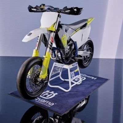 Husqvarna Motorcycles reveals exciting new look for the 2024 FS 450 Enhanced with a stunning new look for 2024, Husqvarna Motorcycles’ FS 450 continues to set the standard for supermoto racing m ... Weiter >>