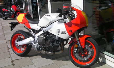 Jetzt bei uns anschauen: YAMAHA XSR 900 GP in Legend Red 