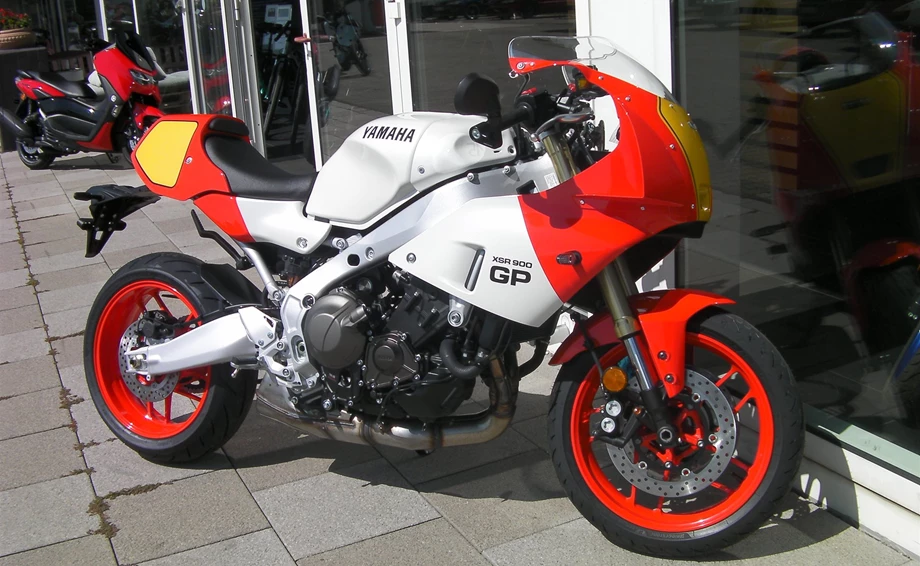 Jetzt bei uns anschauen: YAMAHA XSR 900 GP in Legend Red  Bild 1: Jetzt bei uns anschauen: YAMAHA XSR 900 GP in Legend Red