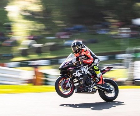 DIE APRILIA RS 660 SIEGT WEITER IN DER BRITISCHEN SUPERBIKE