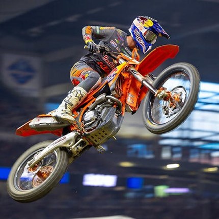 Wie die 250 SX East gewonnen wurde Mit der KTM 250 SX-F sicherte sich KTM im Mai 2024 den dritten Sieg in der AMA-Supercross-Meisterschaft – zum Ersten Mal seit  ... Weiter >>