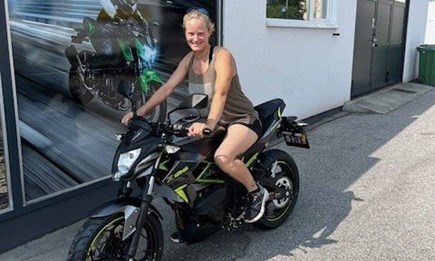 Unterschätze nie eine Frau auf einem Motorrad !