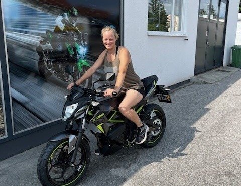 Unterschätze nie eine Frau auf einem Motorrad !