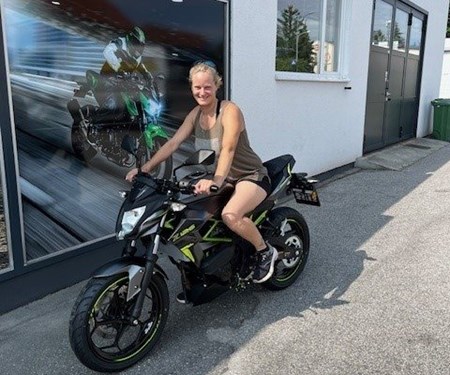 Unterschätze nie eine Frau auf einem Motorrad !
