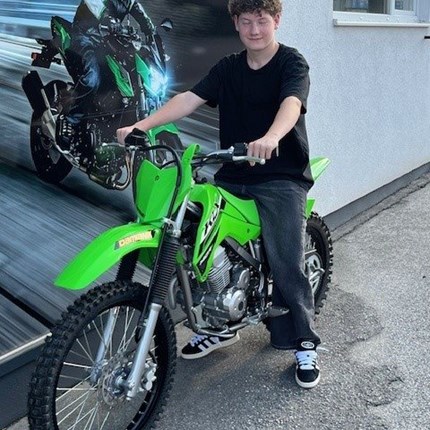 KLX 140 sorgt für Zeitvertreib und Spaß! 
Damit es abseits der Schule nicht fad wird, hat Albin eine Spaßfahrzeug bekommen. Mit der Kawasaki KLX 140 kann es sich über ... Weiter >>