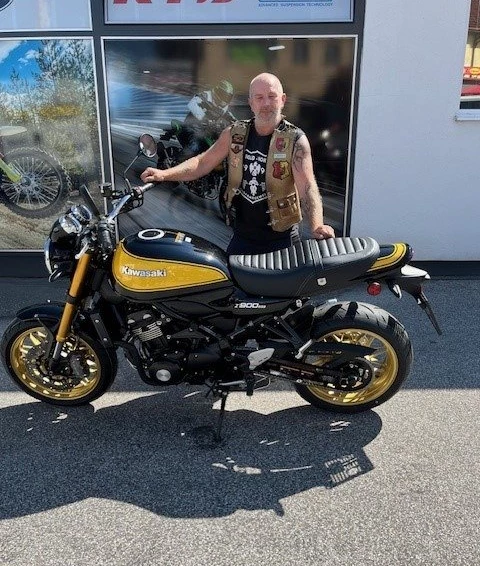 Motorradfahren ist mehr als nur ein Glücksgefühl. Es löst etwas in mir aus, das ich nicht in Worte fassen kann.  Bild 1: Motorradfahren ist mehr als nur ein Glücksgefühl. Es löst etwas in mir aus, das ich nicht in Worte fassen kann.