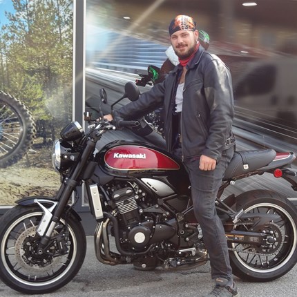 No road is too long when you have good company! 
Wir wünschen Lukas mit seiner neuen Kawasaki Z 900 RS schöne Ausfahrten in netter Gesellschaft!!
Wir bedanken uns für das e ... Weiter >>