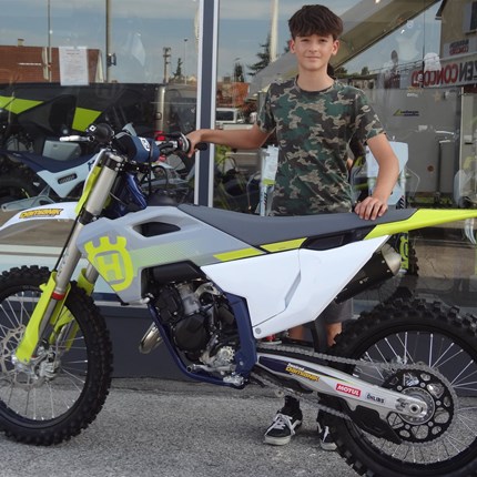 Übergabe einer Husqvarna TC 125 
Die Jugend wächst heran, die Bikes werden zu klein! Da kann man nur durch einen Motorradtausch Abhilfe schaffen! Matthias ha ... Weiter >>