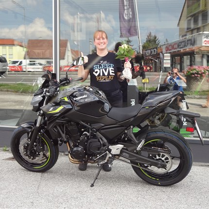 Ja, ich bin eine Frau und ja, ich fahre Motorrad! 
Christina hat ihr Traumbike gefunden und es freut uns, dass wir die Kawasaki Z 650 übergeben dürfen!
Wir wünschen viel Spaß ... Weiter >>