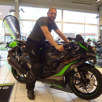 Das beste Mittel gegen Stress hat zwei Räder! 
Akim hat sich das beste Mittel gegen Stress bei uns abgeholt!! Die brandneue Kawasaki Ninja ZX 6R.  Wir wünschen mit der "Sc ... Weiter >>