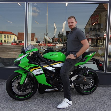 Motorräder sind nicht nur Maschinen, sie sind der Schlüssel zur Freiheit. 
Thomas hat sich heute seinen Schlüssel zur Freiheit abgeholt! Mit der Übernahme  der nagelneuen Kawasaki Ninja ZX 6-R steht  ... Weiter >>