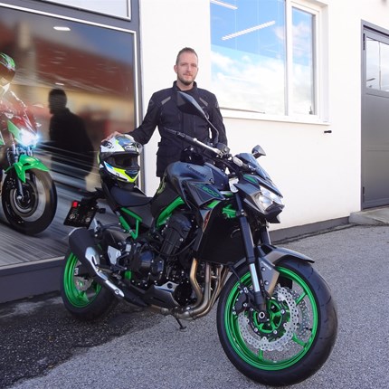 Geraden sind für schnelle Bikes, Kurven für schnelle Biker. 
Wenn Kevin möchte kann er diesen Spruch in die Tat umsetzen. Mit der neuen Kawasaki Z 900 hat er das richtige Bike dazu! Wir ... Weiter >>