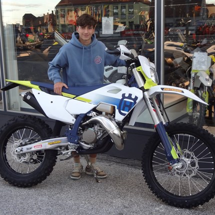 Willkommen in der Husqvarna Enduro Familie! 
Es freut uns, dass wir an Luca eine neue Husqvarna TE 150 übergeben dürfen. Die Husqvarna Enduro Familie sagt "Servus" und w ... Weiter >>