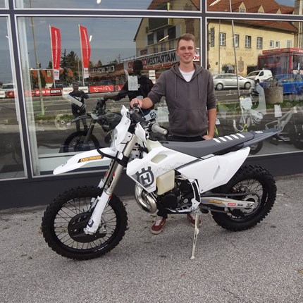 Happy Birthday Tobias! 
Tobias hat sich zu seinen Geburtstag das beste Geschenk abgeholt! Die ganz neue Husqvarna TE 300 Pro Modell 2025! Wir wünsch ... Weiter >>