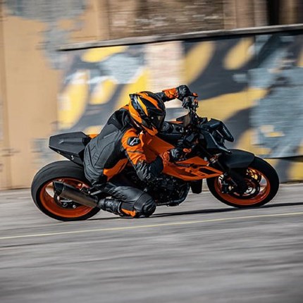 Spoilt for choice: tasting the KTM 990 DUKE I’m rubbing my hands. I’ve just taken control of the 2024 KTM 990 DUKE for two weeks from KTM Spain, just outside of Barcelona ... Weiter >>