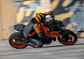 Spoilt for choice: tasting the KTM 990 DUKE I’m rubbing my hands. I’ve just taken control of the 2024 KTM 990 DUKE for two weeks from KTM Spain, just outside of Barcelona ... Weiter >>