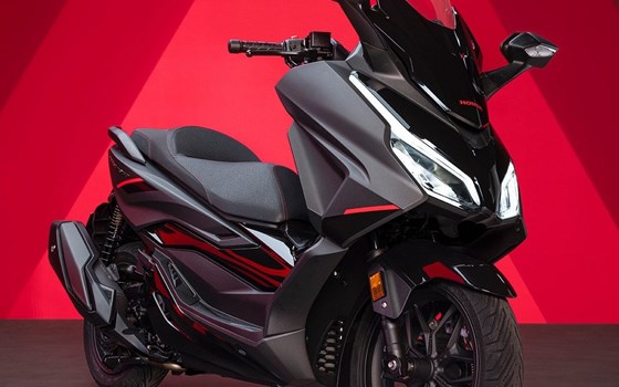 Die Honda Forza Premium Roller Familie erhält Design-Updates sowie mehr Ausstattung und Praktikabilität im Modelljahr 2025 - Bild 12