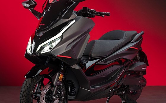 Die Honda Forza Premium Roller Familie erhält Design-Updates sowie mehr Ausstattung und Praktikabilität im Modelljahr 2025 - Bild 13