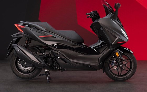 Die Honda Forza Premium Roller Familie erhält Design-Updates sowie mehr Ausstattung und Praktikabilität im Modelljahr 2025 - Bild 14