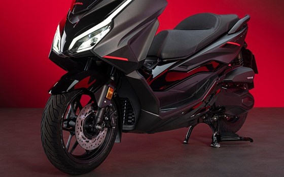 Die Honda Forza Premium Roller Familie erhält Design-Updates sowie mehr Ausstattung und Praktikabilität im Modelljahr 2025 - Bild 15