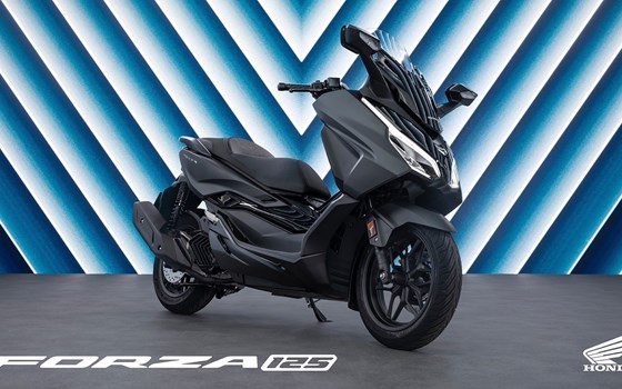 Die Honda Forza Premium Roller Familie erhält Design-Updates sowie mehr Ausstattung und Praktikabilität im Modelljahr 2025 - Bild 26
