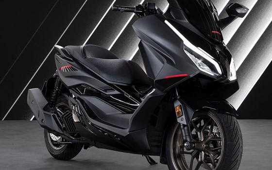 Die Honda Forza Premium Roller Familie erhält Design-Updates sowie mehr Ausstattung und Praktikabilität im Modelljahr 2025 - Bild 28