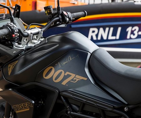 Daniel Craig versteigert signierte Triumph Sondermodelle zugunsten der RNLI