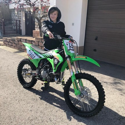 The next Level: KX 85 !!!! 
Für Damien beginnt eine neue Ära im MX-Sport! Die KX 65 ist schon zu klein. Also muss eine Kawasaki KX 85 ins Haus! Wir wüns ... Weiter >>