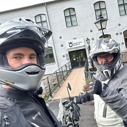 Eine Husqvarna 701 Enduro kehrt zu ihren Wurzeln zurück! 
Die  Reise mit der Husqvarna 701 Enduro führte unseren Kunden zum Ursprung - Husqvarna /Schweden. Ein Museums Besuch war nat ... Weiter >>