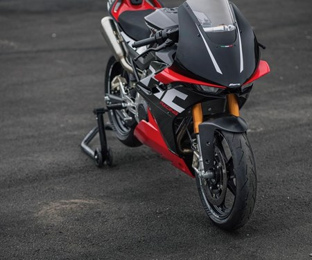 Fantic stellt auf der EICMA in Mailand unter anderem die neue gierige Fantic Imola + Stealth 125-500 für 2025 vor!