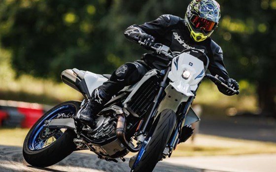 Weltpremiere SUZUKI DR-Z4S und DR-Z4SM  - Bild 4