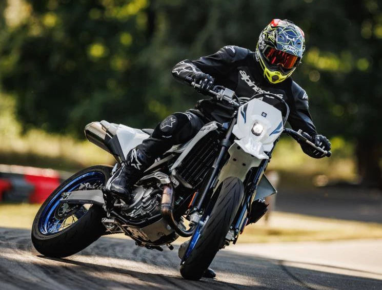 Weltpremiere SUZUKI DR-Z4S und DR-Z4SM  Bild 4: Weltpremiere SUZUKI DR-Z4S und DR-Z4SM