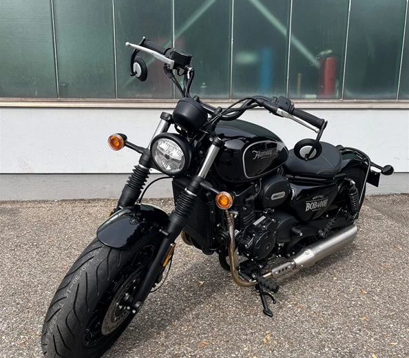 Jetzt Einführungspreis sichern! NEU 400ccm Bobber 400 von Hanway 400er mit 42PS 2 Jahre Garantie
Der 125er Bobber von Hanway Motors wird 2025 größer…
400ccm, 31 Kw, Parallel Twin, Zahnriemen statt Kette
Bei uns schon zur Preview!
Jetzt vo ...
