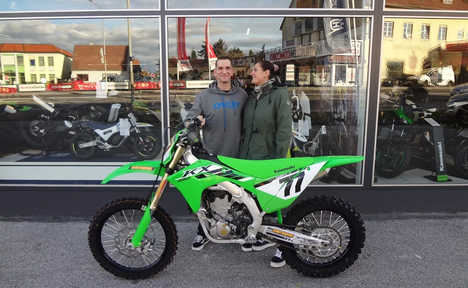 Übergabe einer KX 250/2025! Bild 1: Übergabe einer KX 250/2025!
