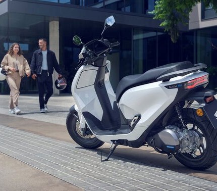 HONDA CUV e:
Der Honda CUV e: ist ein Roller für moderne Pendler. Damit offeriert der größte Motorradhersteller der Welt sein zweites Ele ... Weiter >>
