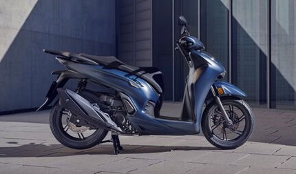 Honda SH350i
Der SH350i, das dynamisch motorisierte Spitzenmodell der erfolgreichen SH-Rollerfamilie, rollt 2025 mit überarbeitetem Desig ... Weiter >>