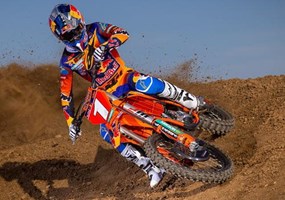 RIDE LIKE A WINNER WITH THE 2025 KTM SX-F FACTORY EDITIONS 
2025 KTM 450 SX-F and KTM 250 SX-F FACTORY EDITIONS are set to roll into start gates and will soon be leaving track rivals i ... Weiter >>