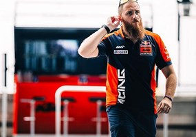 GOLDENE HÄNDE: VOM UMGANG MIT SCHMERZEN UND VERLETZUNGEN IN DER MOTOGP™ 
Warum beschäftigt Red Bull KTM Factory Racing einen eigenen Physiotherapeuten, und warum absolvieren die MotoGP™-Fahrer am R ... Weiter >>